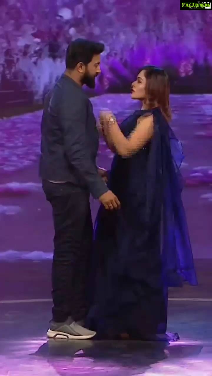 Dhanya Mary Varghese - 12.3K Likes - We love this song❤
#dhanyamaryvarghese #johnjacob #asianet #lifewithjod #couple #couplevideos #coupledancing #malayalamsongs #uyire#malayalamactress #malayalamactor