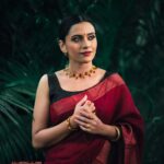 Dhanya Mary Varghese Instagram – Here’s wishing you all a happy Navratri week. Bringing you all joy and brightening up your feed with an amazing photo of your favourite @dhanya_maryvarghese making our jewellery shine brighter than ever!

May this festive season be one to remember ❤️
.
.
.
.
.
#alapattfashionjewellery #jewellerydesign #jewellerymodel #modelphotography #modelshoot #moderntraditions #goldnecklace #goldearrings #jewellerydesign #jewelrydesigner #showroom #instagood #trending #goingwiththetrend