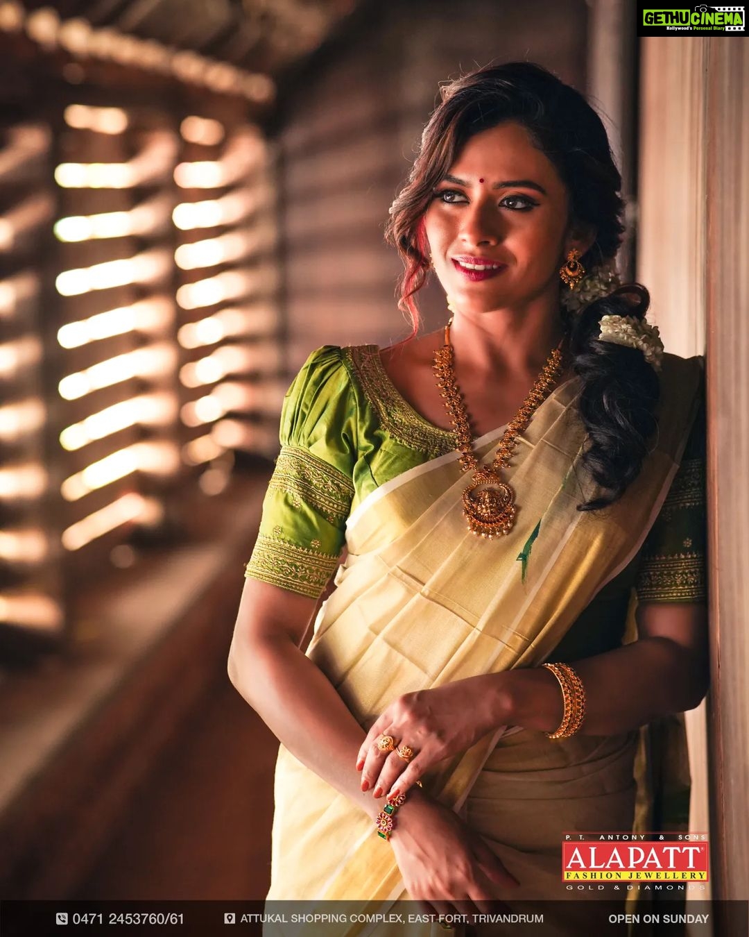 Dhanya Mary Varghese Instagram - Here's something to brighten up your feed to get over post Onam blues π.. hope you all had a fantastic Onam with your loved ones. We are super excited to bring you more content featuring the gorgeous @dhanya_maryvarghese soon! Follow us for more updates soon! . . . . . #dhanyamaryvarghese #goldnecklace #goldearrings #alapattfashionjewellerytrivandrum #keralasaree #onam2022 #onamcollection #picoftheday #instagood #goingwiththetrend #necklacephoto #necklaceoftheday #sareelove