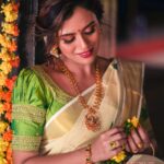 Dhanya Mary Varghese Instagram – ഈ ഉത്രാട പുലരി ഏവർക്കും സന്തോഷവും സമാധാനവും നിറഞ്ഞ ഒരു ദിനം ആശംസിക്കുന്നു.

Wishing you all a happy and prosperous Onam.
.
.
.
.
#happyonam #dhanyamaryvarghese #alapattfashionjewellery #bestintrivandrum #goldnecklace #goldearrings #goldrings #goldoffer #alapattfashion #jewellerydesign #jewellery #trending #onamshoot #productphotography #photography