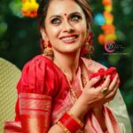 Dhanya Mary Varghese Instagram – Wish you all a euphoric, prosperous, colorful, healthy, wealthy and fun-filled Onam! Let this season brings you all lot of good luck, peace of mind, happiness and all that you wish!

Costumes : @byhand.in

MUA Hair and Styling: @divyas_makeover_

DOP: @jeevas_gladmantis
  @_raylightsphotography_

Ornaments: @dheeksha.jewels

#dhanyamaryvarghese#johnjacob #lifewithjod #byhand #onamwear #onamcelebration #malayalamcinema #daya #seetha #deepak #indianwear#ethinicwear #byhandclothing #ethicalfashion #byhandkochi #cottonfabric #malayalamactress #malayalamactor #maheshwarisilk #maheswarisarees