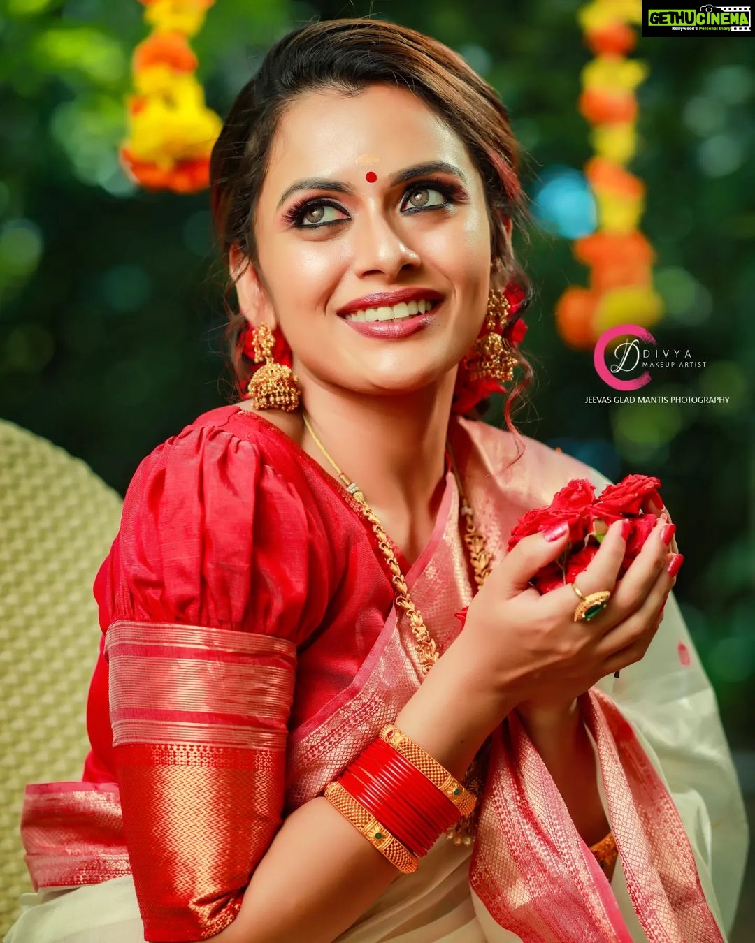 Dhanya Mary Varghese Instagram - Wish you all a euphoric, prosperous, colorful, healthy, wealthy and fun-filled Onam! Let this season brings you all lot of good luck, peace of mind, happiness and all that you wish! Costumes : @byhand.in MUA Hair and Styling: @divyas_makeover_ DOP: @jeevas_gladmantis @_raylightsphotography_ Ornaments: @dheeksha.jewels #dhanyamaryvarghese#johnjacob #lifewithjod #byhand #onamwear #onamcelebration #malayalamcinema #daya #seetha #deepak #indianwear#ethinicwear #byhandclothing #ethicalfashion #byhandkochi #cottonfabric #malayalamactress #malayalamactor #maheshwarisilk #maheswarisarees