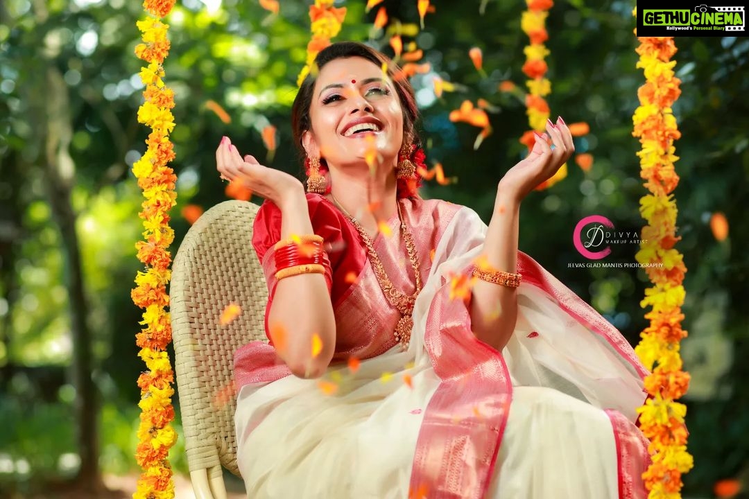 Dhanya Mary Varghese Instagram - Wish you all a euphoric, prosperous, colorful, healthy, wealthy and fun-filled Onam! Let this season brings you all lot of good luck, peace of mind, happiness and all that you wish! Costumes : @byhand.in MUA Hair and Styling: @divyas_makeover_ DOP: @jeevas_gladmantis @_raylightsphotography_ Ornaments: @dheeksha.jewels #dhanyamaryvarghese#johnjacob #lifewithjod #byhand #onamwear #onamcelebration #malayalamcinema #daya #seetha #deepak #indianwear#ethinicwear #byhandclothing #ethicalfashion #byhandkochi #cottonfabric #malayalamactress #malayalamactor #maheshwarisilk