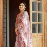 Dhanya Mary Varghese Instagram – Eid Mubarak 🩷🩷🩷

MUA : @divyas_makeover_
DOP :  @jeevas_gladmantis
  @_raylightsphotography_
👗 :  @thanzscouture

#dhanyamaryvarghese #actress #model #dancer #salwarsuits #elegant #malayalammovies  #malayalamserial #biggboss #biggbossmalayalamseason4 #photography #photooftheday #photoshoot#eidmubarak #festival#eid