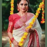 Dhanya Mary Varghese Instagram - Wish you all a euphoric, prosperous, colorful, healthy, wealthy and fun-filled Onam! Let this season brings you all lot of good luck, peace of mind, happiness and all that you wish! Costumes : @byhand.in MUA Hair and Styling: @divyas_makeover_ DOP: @jeevas_gladmantis @_raylightsphotography_ Ornaments: @dheeksha.jewels #dhanyamaryvarghese#johnjacob #lifewithjod #byhand #onamwear #onamcelebration #malayalamcinema #daya #seetha #deepak #indianwear#ethinicwear #byhandclothing #ethicalfashion #byhandkochi #cottonfabric #malayalamactress #malayalamactor #maheshwarisilk#biggbossmalayalam #biggbosstop5