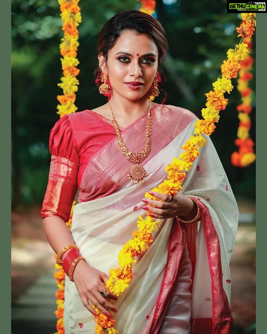 Dhanya Mary Varghese Instagram - Wish you all a euphoric, prosperous, colorful, healthy, wealthy and fun-filled Onam! Let this season brings you all lot of good luck, peace of mind, happiness and all that you wish! Costumes : @byhand.in MUA Hair and Styling: @divyas_makeover_ DOP: @jeevas_gladmantis @_raylightsphotography_ Ornaments: @dheeksha.jewels #dhanyamaryvarghese#johnjacob #lifewithjod #byhand #onamwear #onamcelebration #malayalamcinema #daya #seetha #deepak #indianwear#ethinicwear #byhandclothing #ethicalfashion #byhandkochi #cottonfabric #malayalamactress #malayalamactor #maheshwarisilk#biggbossmalayalam #biggbosstop5