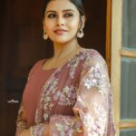 Dhanya Mary Varghese Instagram – Elegance can be simple🩷

MUA : @divyas_makeover_
DOP :  @jeevas_gladmantis
  @_raylightsphotography_
👗 :  @thanzscouture

#dhanyamaryvarghese #actress #model #dancer #salwarsuits #elegant #malayalammovies  #malayalamserial #biggboss #biggbossmalayalamseason4 #photography #photooftheday #photoshoot#ramadan #ramdan #festival