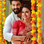 Dhanya Mary Varghese Instagram - Giving, sharing, loving and celebrating together - that’s the essence of Onam. May this year’s Onam celebration bring more fun to you and your friends and family. Costumes : @byhand.in MUA Hair and Styling: @divyas_makeover_ DOP: @jeevas_gladmantis @_raylightsphotography_ Ornaments: @dheeksha.jewels #dhanyamaryvarghese#johnjacob #lifewithjod #byhand #onamwear #onamcelebration #malayalamcinema #daya #seetha #deepak #indianwear#ethinicwear #byhandclothing #ethicalfashion #byhandkochi #cottonfabric #malayalamactress #malayalamactor #maheshwarisilk