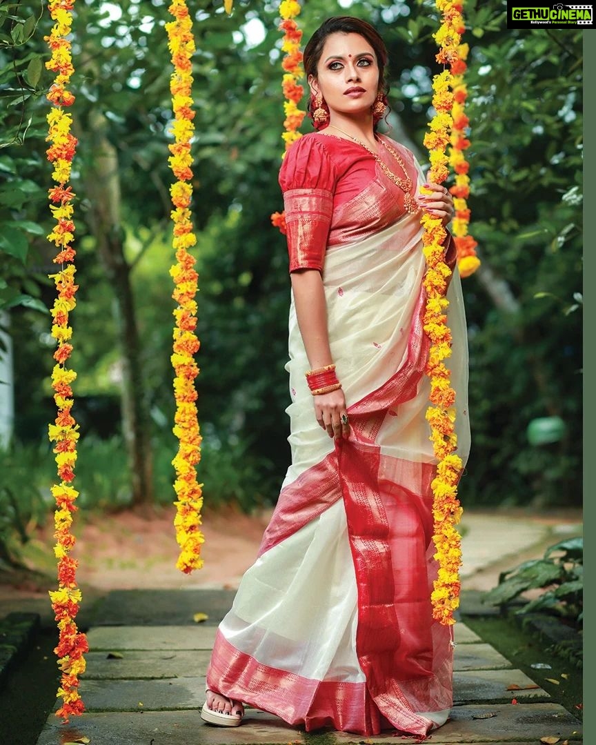 Dhanya Mary Varghese Instagram - Wish you all a euphoric, prosperous, colorful, healthy, wealthy and fun-filled Onam! Let this season brings you all lot of good luck, peace of mind, happiness and all that you wish! Costumes : @byhand.in MUA Hair and Styling: @divyas_makeover_ DOP: @jeevas_gladmantis @_raylightsphotography_ Ornaments: @dheeksha.jewels #dhanyamaryvarghese#johnjacob #lifewithjod #byhand #onamwear #onamcelebration #malayalamcinema #daya #seetha #deepak #indianwear#ethinicwear #byhandclothing #ethicalfashion #byhandkochi #cottonfabric #malayalamactress #malayalamactor #maheshwarisilk#biggbossmalayalam #biggbosstop5