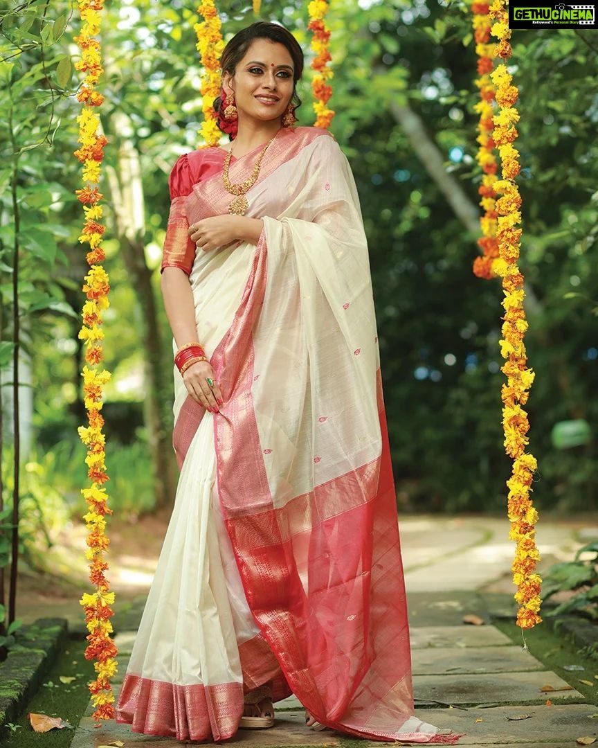 Dhanya Mary Varghese Instagram - Wish you all a euphoric, prosperous, colorful, healthy, wealthy and fun-filled Onam! Let this season brings you all lot of good luck, peace of mind, happiness and all that you wish! Costumes : @byhand.in MUA Hair and Styling: @divyas_makeover_ DOP: @jeevas_gladmantis @_raylightsphotography_ Ornaments: @dheeksha.jewels #dhanyamaryvarghese#johnjacob #lifewithjod #byhand #onamwear #onamcelebration #malayalamcinema #daya #seetha #deepak #indianwear#ethinicwear #byhandclothing #ethicalfashion #byhandkochi #cottonfabric #malayalamactress #malayalamactor #maheshwarisilk#biggbossmalayalam #biggbosstop5