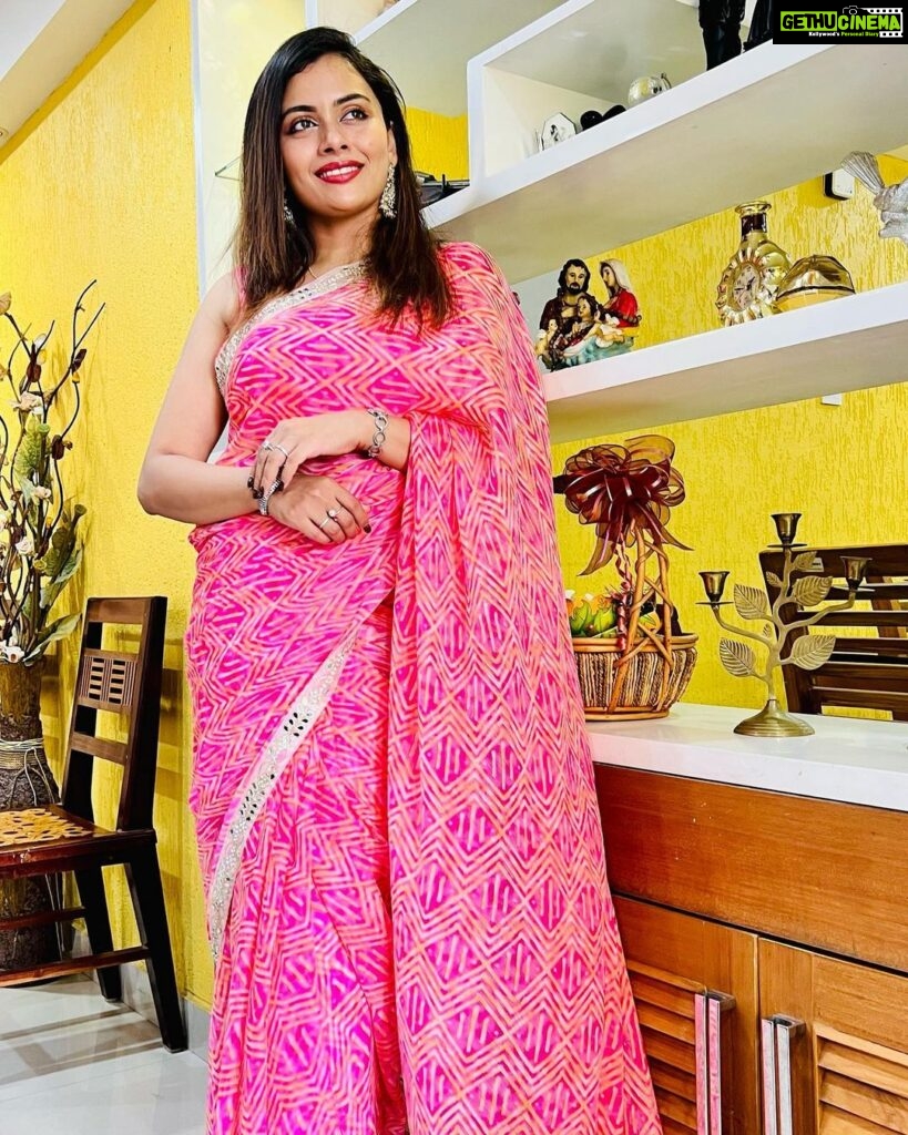 Dhanya Mary Varghese Instagram - Few more clicks.. 👗 @thanzscouture #dhanyamaryvarghese #actress #biggboss #asianet #malayalammovies #pinksaree #saree #sareelovers