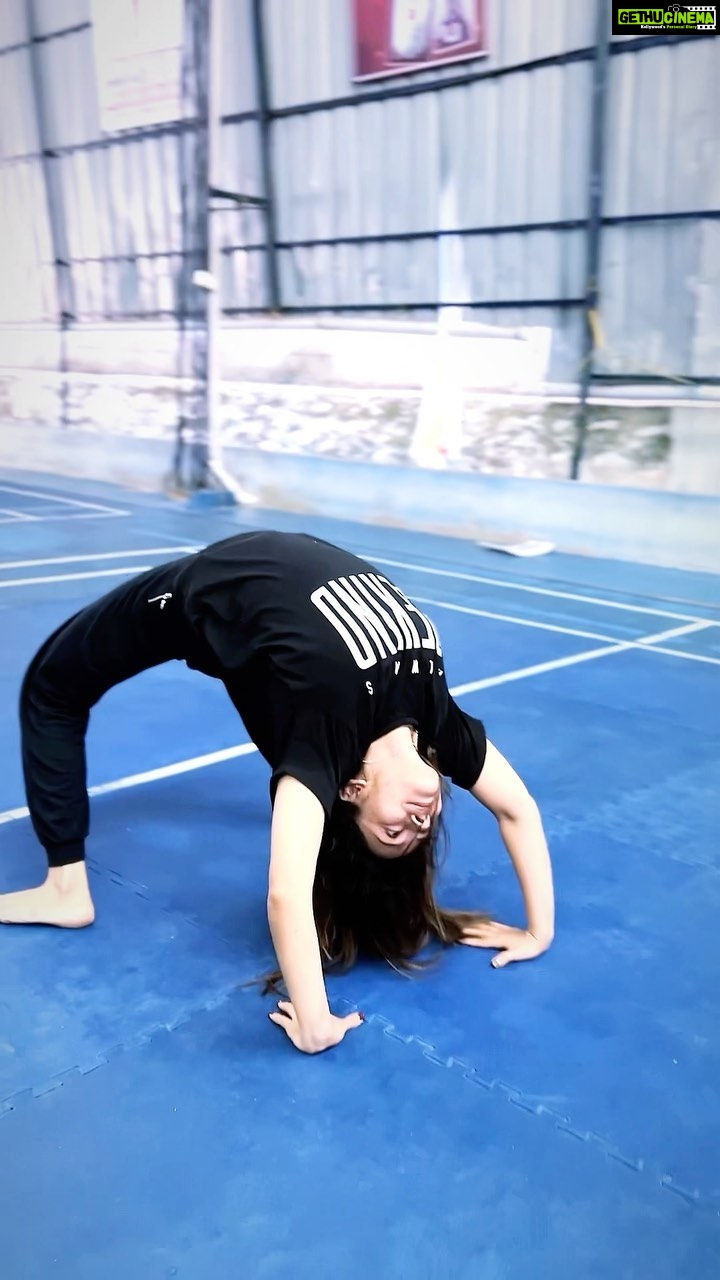 Dhanya Mary Varghese Instagram - Another quick reel after workout ππ #dhanyamaryvarghese #actress #dancer #model #actresslife #fitness #workout #calistenics #gymnastics #passion #positivevibes #lifewithjod #biggbossmalayalamseason4 #tamil#flexibility