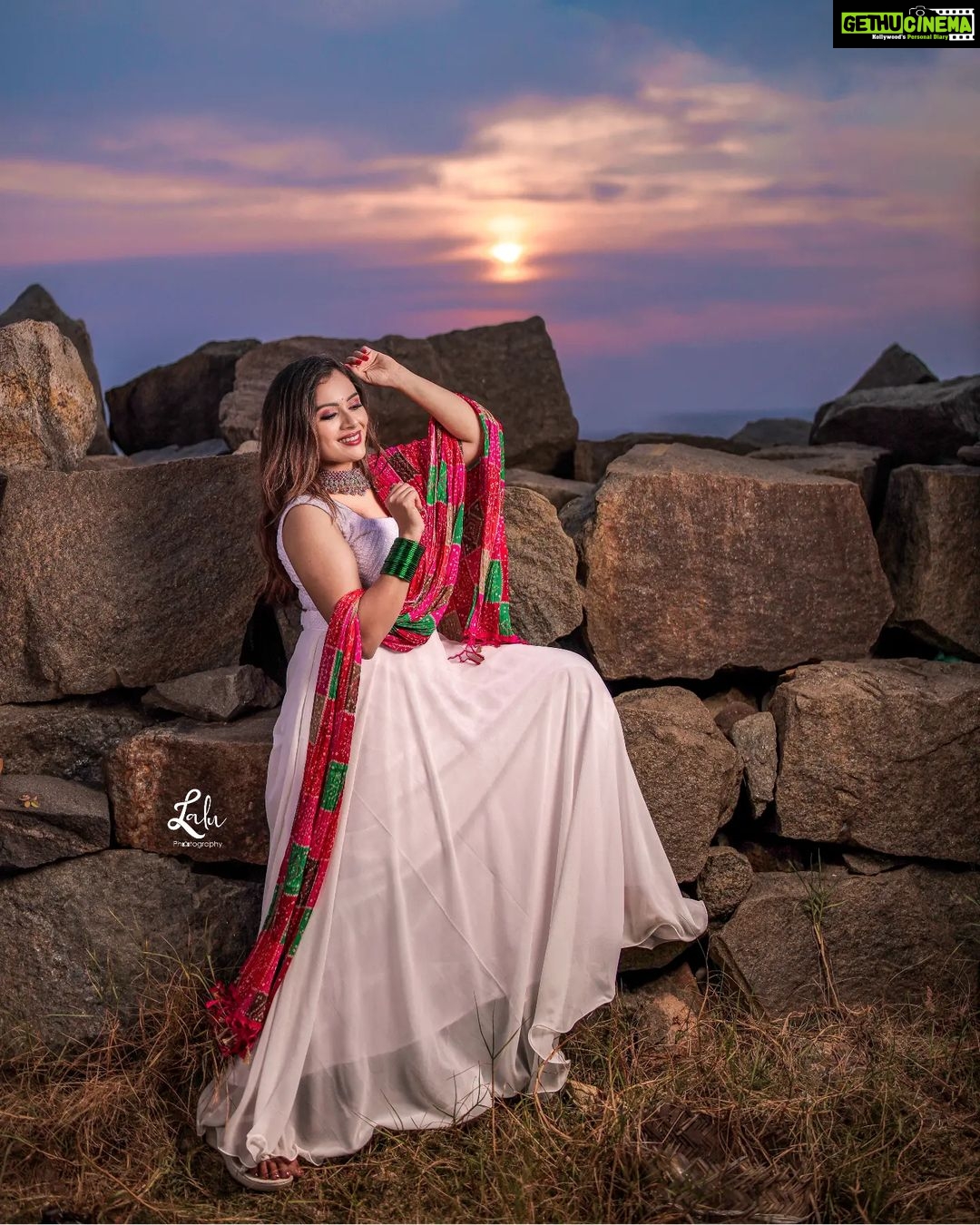 Dhanya Mary Varghese Instagram - Every sunset brings the promise of a new dawn. π: @nova_fashion_boutique_by_brind πΈ: @_lalu_photography_ MUA: @greenlife_divyarun #dhanyamaryvarghese #sunset #sunsetphotography #sunsetlovers #whitedress #asianet #biggbossmalayalamseason4 #biggbossmalayalam #biggboss #evening #eveningvibes#nature#naturelover #naturelovers
