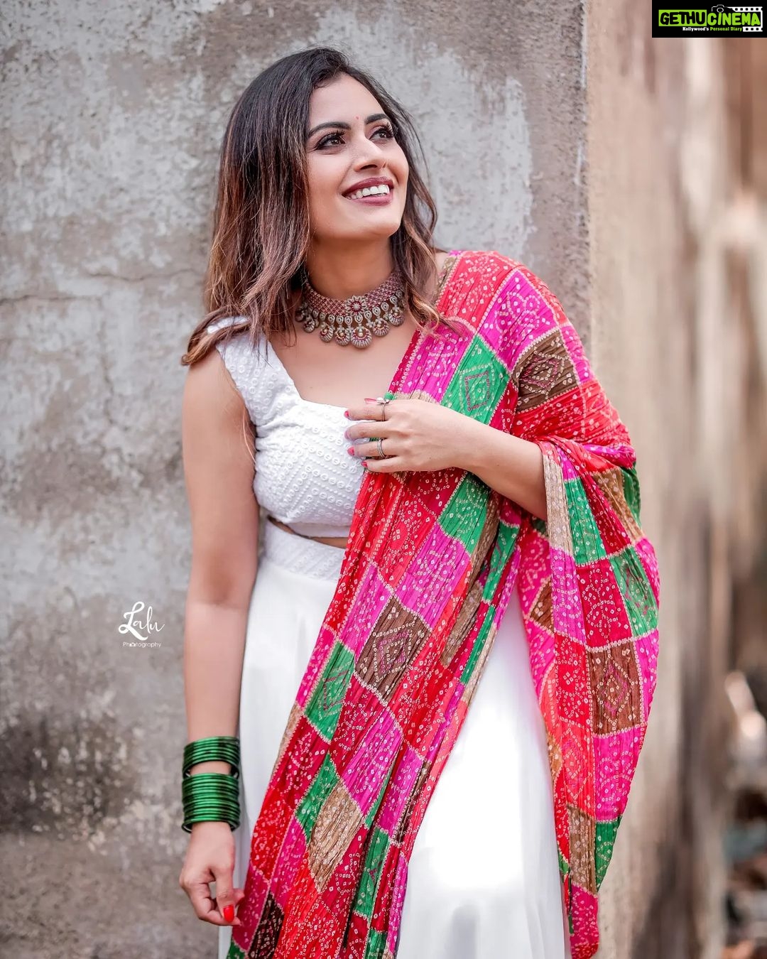 Dhanya Mary Varghese Instagram - Shoots are always fun💖 👗: @nova_fashion_boutique_by_brind 📸: @_lalu_photography_ MUA: @greenlife_divyarun #dhanyamaryvarghese #shooting #artistsoninstagram #actress #model #dancer #biggboss #biggbossmalayalamseason4 #modeling #colorful