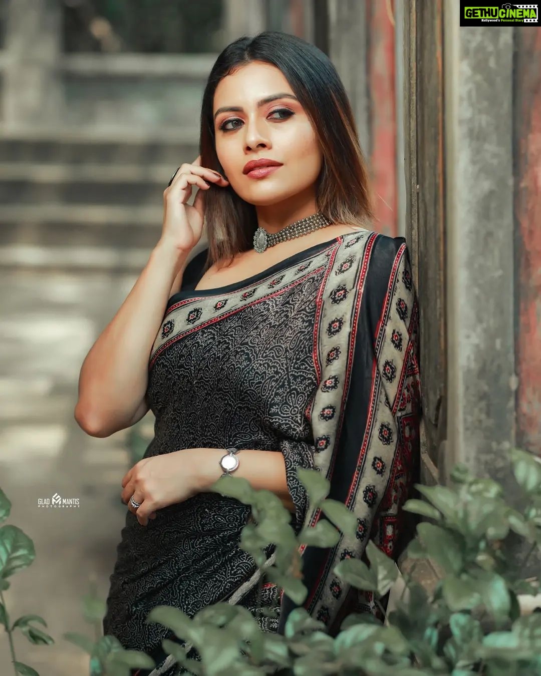 Dhanya Mary Varghese Instagram - Draped in an Ajrakh printed Silk Saree๐ค๐ค ๐ :@byhand.in MUA:@divyas_makeover_ ๐ธ :@gladmantisphotography #dhanyamaryvarghese #actress #model #dancer #sareelove #saree #ajrakhsaree #silk #silksarees #biggboss #biggbossmalayalam #fashionmodel #fashion #photooftheday #photoshoot #photoshoot#ajrakh#ajrakhprints #ajrakhsaree #trending #trend #fashionista