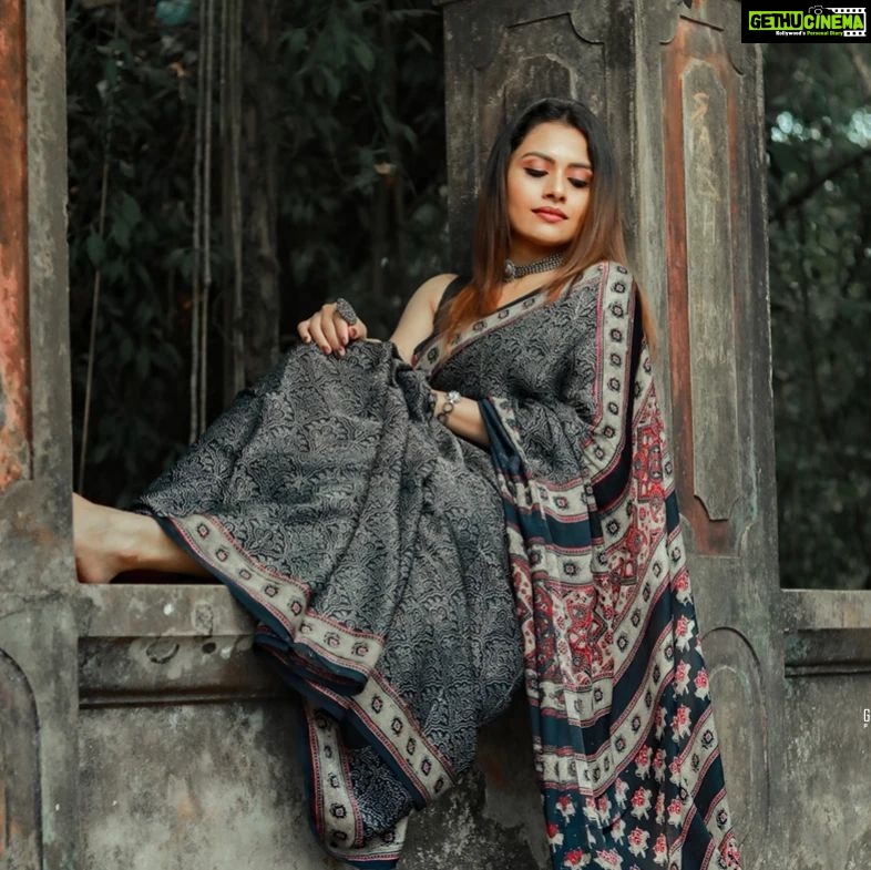 Dhanya Mary Varghese Instagram - Draped in an Ajrakh printed Silk Saree๐ค๐ค ๐ :@byhand.in MUA:@divyas_makeover_ ๐ธ :@gladmantisphotography #dhanyamaryvarghese #actress #model #dancer #sareelove #saree #ajrakhsaree #silk #silksarees #biggboss #biggbossmalayalam #fashionmodel #fashion #photooftheday #photoshoot#ajrakh#ajrakhprints #ajrakhsaree