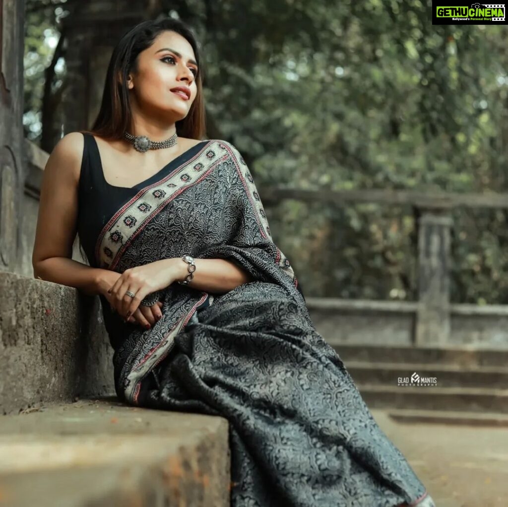 Dhanya Mary Varghese Instagram - Draped in an Ajrakh printed Silk Saree🖤🤍 👗 :@byhand.in MUA:@divyas_makeover_ 📸 :@gladmantisphotography #dhanyamaryvarghese #actress #model #dancer #sareelove #saree #ajrakhsaree #silk #silksarees #biggboss #biggbossmalayalam #fashionmodel #fashion #photooftheday #photoshoot#ajrakh#ajrakhprints #ajrakhsaree