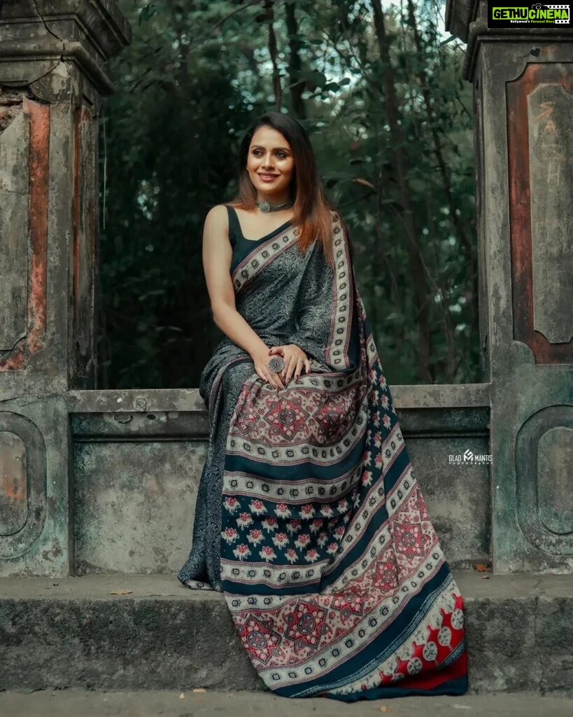 Dhanya Mary Varghese Instagram - Draped in an Ajrakh printed Silk Saree🖤🤍 by @byhand.in MUA:@divyas_makeover_ 📸 :@gladmantisphotography #dhanyamaryvarghese #actress #model #dancer #sareelove #saree #ajrakhsaree #silk #silksarees #biggboss #biggbossmalayalam #fashionmodel #fashion #photooftheday #photoshoot#ajrakh#ajrakhprints #ajrakhsaree