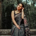 Dhanya Mary Varghese Instagram - Draped in an Ajrakh printed Silk Saree🖤🤍 by @byhand.in MUA:@divyas_makeover_ 📸 :@gladmantisphotography #dhanyamaryvarghese #actress #model #dancer #sareelove #saree #ajrakhsaree #silk #silksarees #biggboss #biggbossmalayalam #fashionmodel #fashion #photooftheday #photoshoot#ajrakh#ajrakhprints #ajrakhsaree