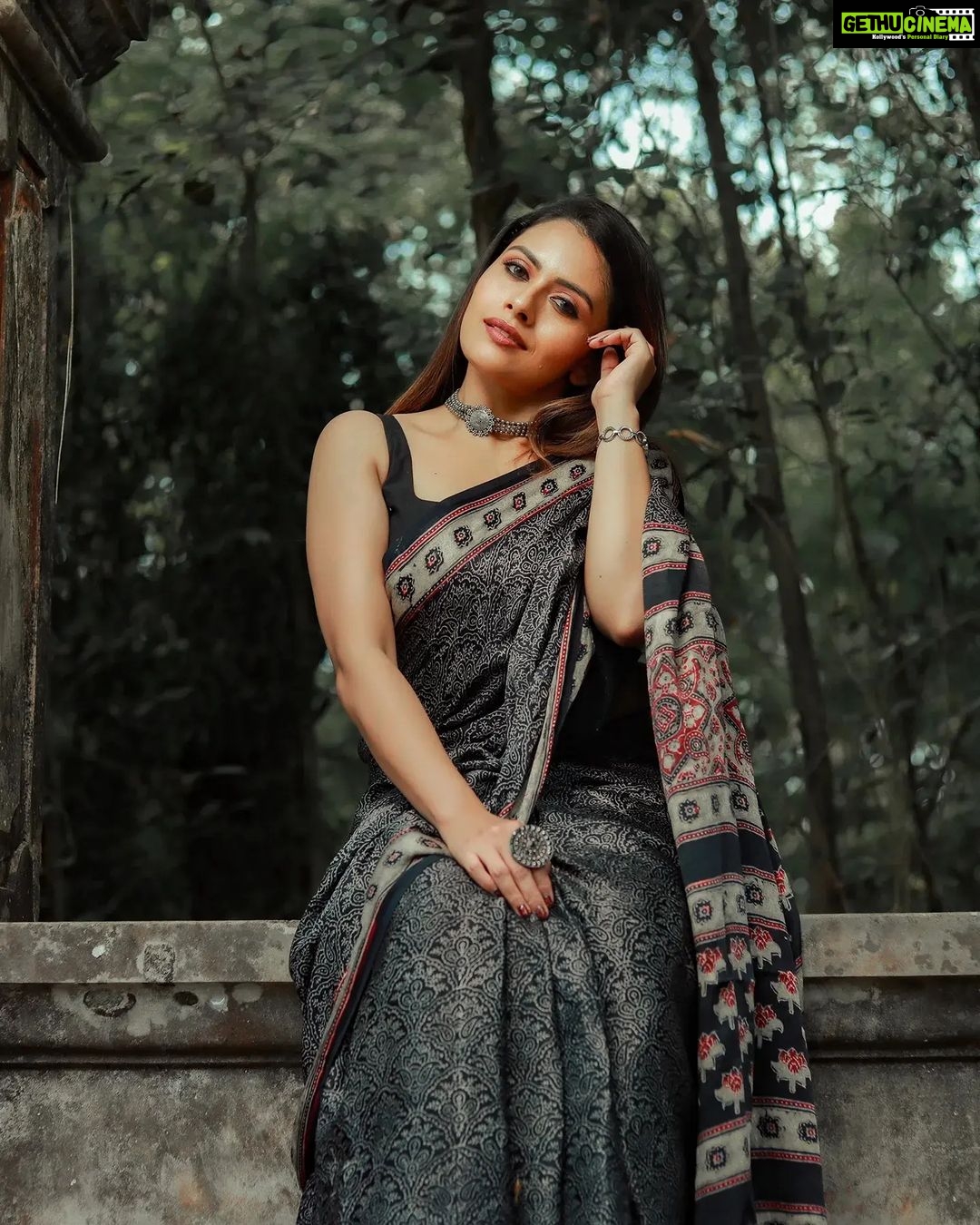 Dhanya Mary Varghese Instagram - Draped in an Ajrakh printed Silk Saree🖤🤍 by @byhand.in MUA:@divyas_makeover_ 📸 :@gladmantisphotography #dhanyamaryvarghese #actress #model #dancer #sareelove #saree #ajrakhsaree #silk #silksarees #biggboss #biggbossmalayalam #fashionmodel #fashion #photooftheday #photoshoot#ajrakh#ajrakhprints #ajrakhsaree