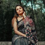 Dhanya Mary Varghese Instagram - Draped in an Ajrakh printed Silk Saree🖤🤍 by @byhand.in MUA:@divyas_makeover_ 📸 :@gladmantisphotography #dhanyamaryvarghese #actress #model #dancer #sareelove #saree #ajrakhsaree #silk #silksarees #biggboss #biggbossmalayalam #fashionmodel #fashion #photooftheday #photoshoot#ajrakh#ajrakhprints #ajrakhsaree