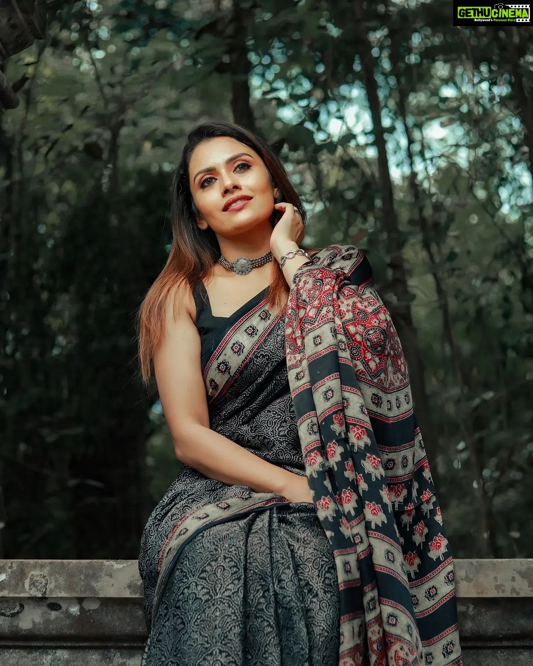 Dhanya Mary Varghese Instagram - Draped in an Ajrakh printed Silk Saree🖤🤍 by @byhand.in MUA:@divyas_makeover_ 📸 :@gladmantisphotography #dhanyamaryvarghese #actress #model #dancer #sareelove #saree #ajrakhsaree #silk #silksarees #biggboss #biggbossmalayalam #fashionmodel #fashion #photooftheday #photoshoot#ajrakh#ajrakhprints #ajrakhsaree