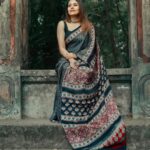 Dhanya Mary Varghese Instagram - Draped in an Ajrakh printed Silk Saree🖤🤍 by @byhand.in MUA:@divyas_makeover_ 📸 :@gladmantisphotography #dhanyamaryvarghese #actress #model #dancer #sareelove #saree #ajrakhsaree #silk #silksarees #biggboss #biggbossmalayalam #fashionmodel #fashion #photooftheday #photoshoot#ajrakh#ajrakhprints #ajrakhsaree