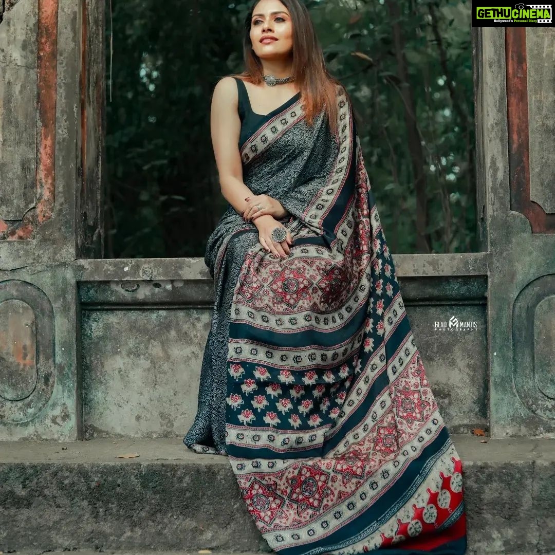 Dhanya Mary Varghese Instagram - Draped in an Ajrakh printed Silk Saree🖤🤍 by @byhand.in MUA:@divyas_makeover_ 📸 :@gladmantisphotography #dhanyamaryvarghese #actress #model #dancer #sareelove #saree #ajrakhsaree #silk #silksarees #biggboss #biggbossmalayalam #fashionmodel #fashion #photooftheday #photoshoot#ajrakh#ajrakhprints #ajrakhsaree
