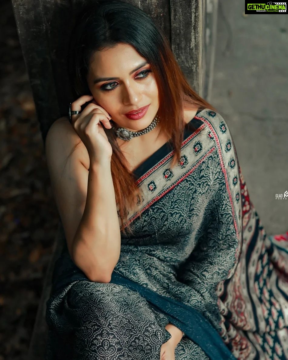 Dhanya Mary Varghese Instagram - Draped in an Ajrak printed Silk Saree🖤🤍 by @byhand.in MUA:@divyas_makeover_ 📸 :@gladmantisphotography #dhanyamaryvarghese #actress #model #dancer #sareelove #saree #ajrak #silk #silksarees #biggboss #biggbossmalayalam #fashionmodel #fashion #photooftheday #photoshoot