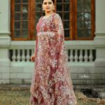 Dhanya Mary Varghese Instagram – Eid Mubarak ✨️🩷

MUA : @divyas_makeover_
DOP :  @jeevas_gladmantis
  @_raylightsphotography_
👗 :  @thanzscouture

#dhanyamaryvarghese #actress #model #dancer #salwarsuits #elegant #malayalammovies  #malayalamserial #biggboss #biggbossmalayalamseason4 #photography #photooftheday #photoshoot#eidmubarak #eid #eidcollection #festival