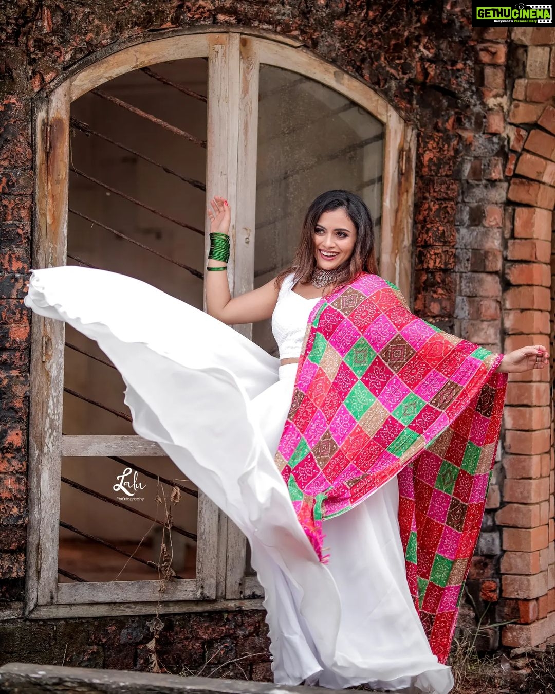 Dhanya Mary Varghese Instagram - Shoots are always fun💖 👗: @nova_fashion_boutique_by_brind 📸: @_lalu_photography_ MUA: @greenlife_divyarun #dhanyamaryvarghese #shooting #artistsoninstagram #actress #model #dancer #biggboss #biggbossmalayalamseason4 #modeling #colorful