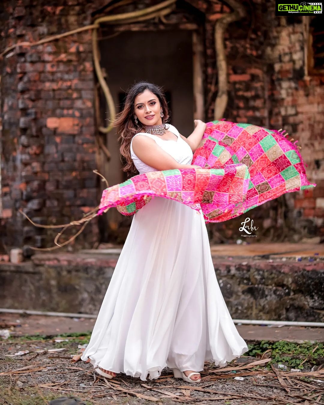 Dhanya Mary Varghese Instagram - Shoots are always fun💖 👗: @nova_fashion_boutique_by_brind 📸: @_lalu_photography_ MUA: @greenlife_divyarun #dhanyamaryvarghese #shooting #artistsoninstagram #actress #model #dancer #biggboss #biggbossmalayalamseason4 #modeling #colorful