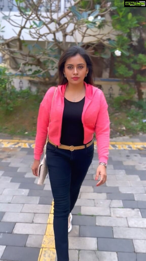 Dhanya Mary Varghese Instagram - You only need to wear two things to look great. Confidence and a Smile. #dhanyamaryvarghese #actress #malayalammovies #malayalamserial #biggbossmalayalamseason4 #asianet #prettygirls #walk #trending #trendingreels #modeling #passion #beconfident