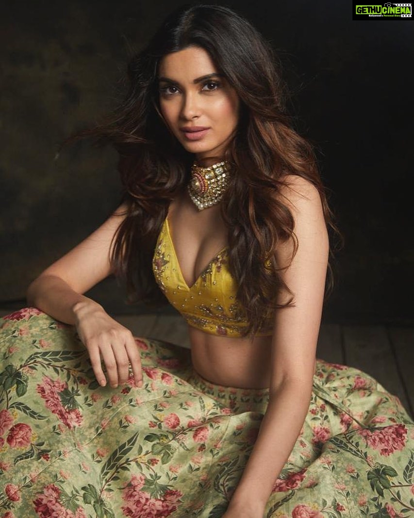 Diana Penty Instagram - Maybe itβs time for long hair again. And some abs ππ€¦ββοΈ #Throwback
