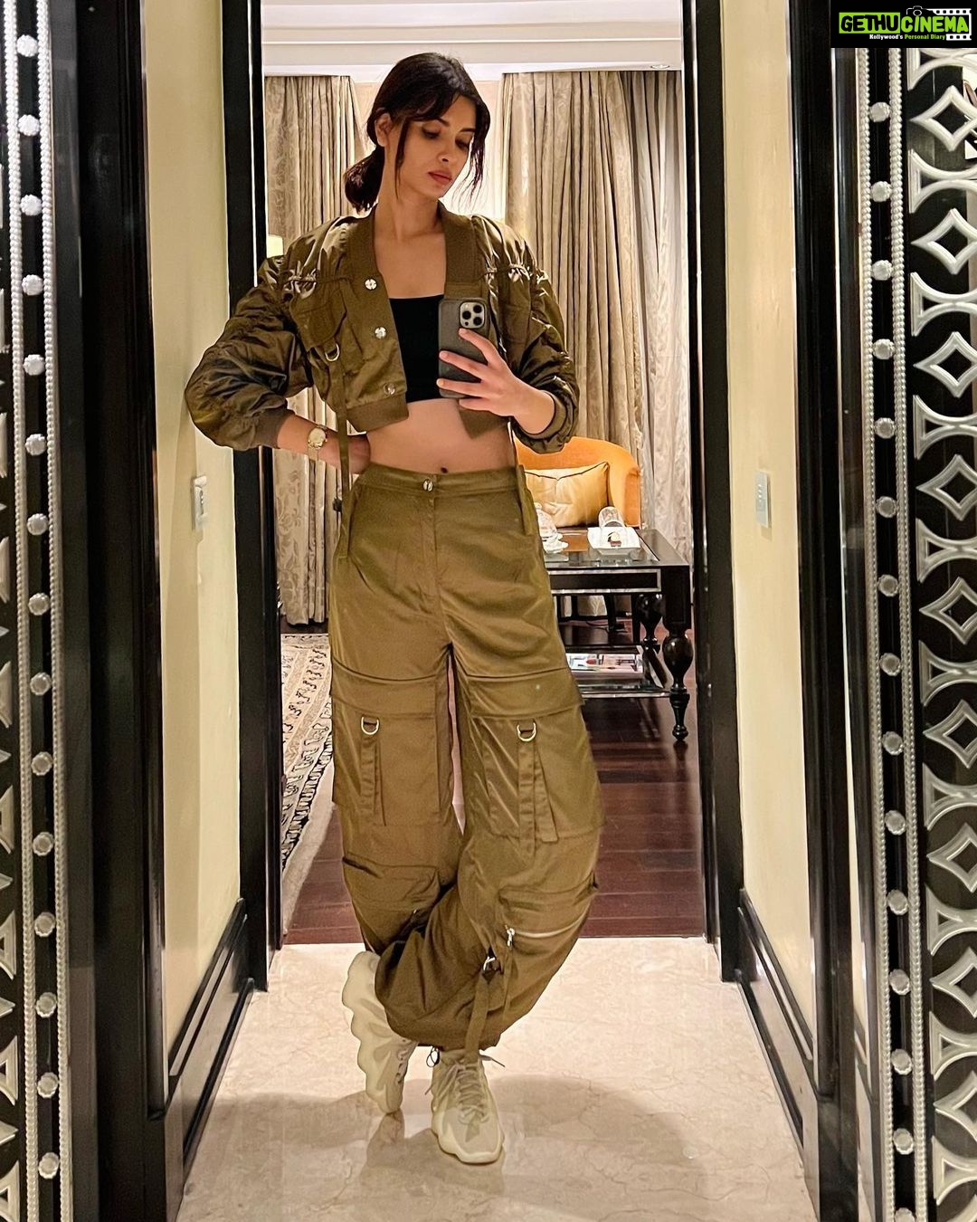 Diana Penty Instagram - No justifiable reason for these mirror selfies at 1am. Also, hello Chennai 🙋♀️ Chennai, India