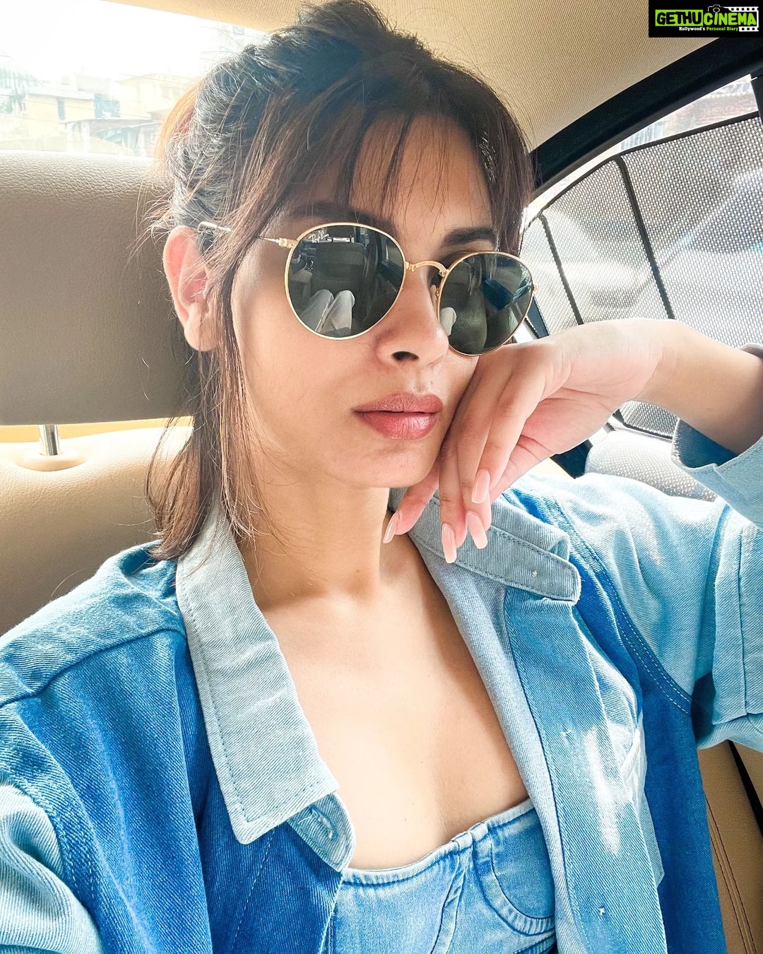 Diana Penty Instagram - Just catching some sun before it starts to rain again #OctoberRain #Mumbai