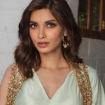 Diana Penty Instagram - 🧚🏻‍♀️✨💚 Outfit: @431_88 Jewellery: @goldenwindow @vasundharajewelry @ascend.rohank Bag: Valentino @myalmari_ Styling: @namitaalexander HMU: Shraddha Mishra Photographer: @haranish.hrf