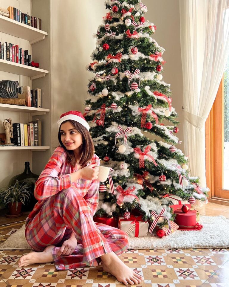 Diana Penty Instagram - Lazy Christmas afternoons🎄❤️ Merry Christmas everyone. Lots and lots of love!