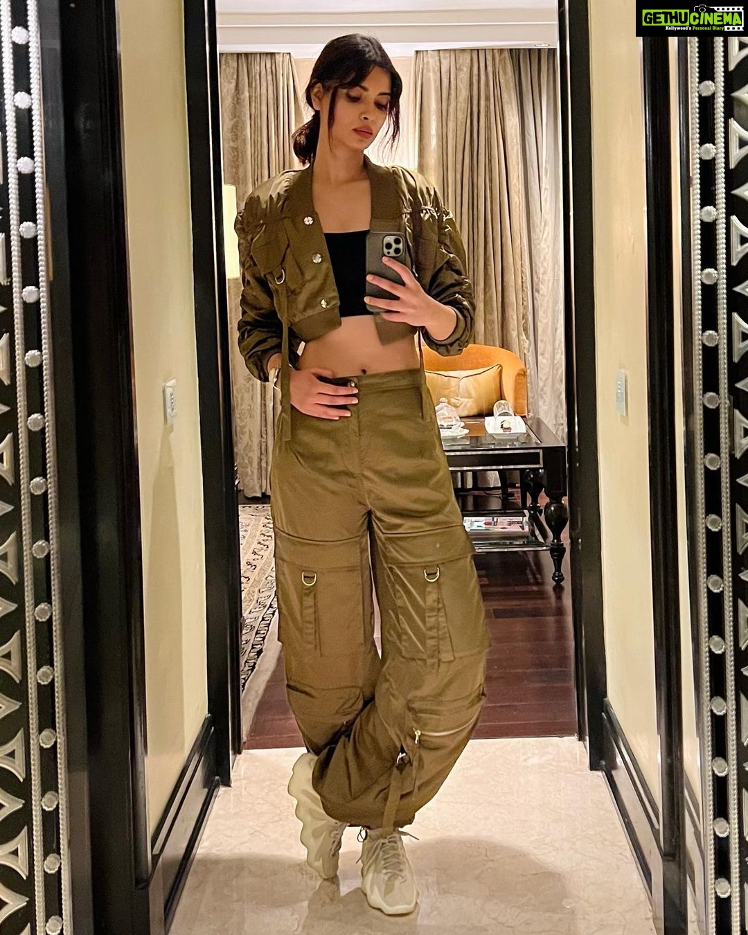 Diana Penty Instagram - No justifiable reason for these mirror selfies at 1am. Also, hello Chennai 🙋♀️ Chennai, India