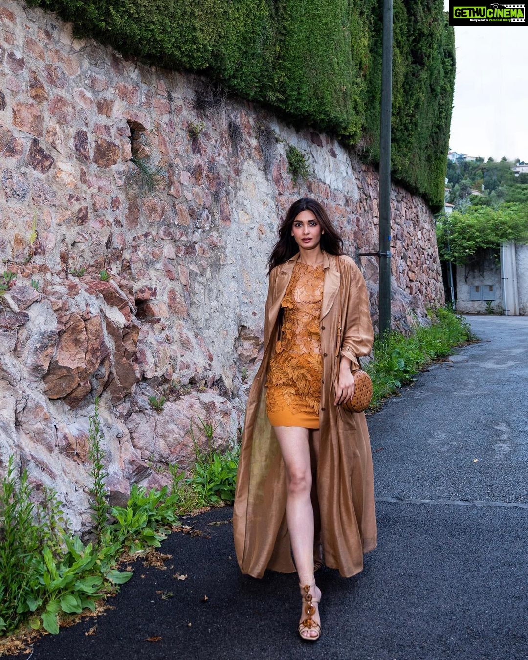 Diana Penty Instagram - My last day on the French Riviera, in @albertaferretti 😍 Au revoir Cannes…until we meet again ❤️ Full look: @albertaferretti Stylist: @namitaalexander Style team: @thanishqkokare Make Up/Hair: @shraddhamishra8 Photographer: @eastmancolourr Videographer: @amitsingh.dop, @shakeelbinafzal #GreyGoose #ViveLeVoyage @festivaldecannes, @greygoose @fetch_india Cannes, France