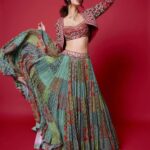 Diana Penty Instagram - गरबा रेडी 💃 Outfit & Jewellery: @anitadongre HMU: @shraddhamishra8 Styling: @namitaalexander 📸: @kvinayak11