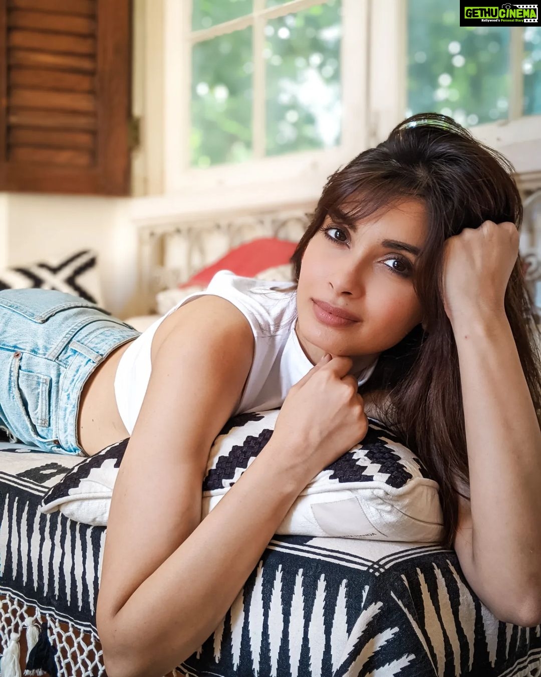 Diana Penty Instagram - Couch potato 🤭