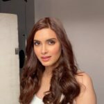 Diana Penty Instagram – Tick tick 💥

#reelsinstagram #trendingreels #reels #makeupandhair #saturday