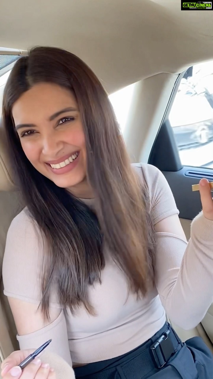 Diana Penty Instagram - Make up sesh…on the go! Featuring @esteelauder’s Pure Colour Envy Lipstick in Dynamic 💄@esteelauderin #beauty #lipstick #makeup #reels #reelsinstagram #reelsindia #reelsinsta #trendingsongs #trending #song