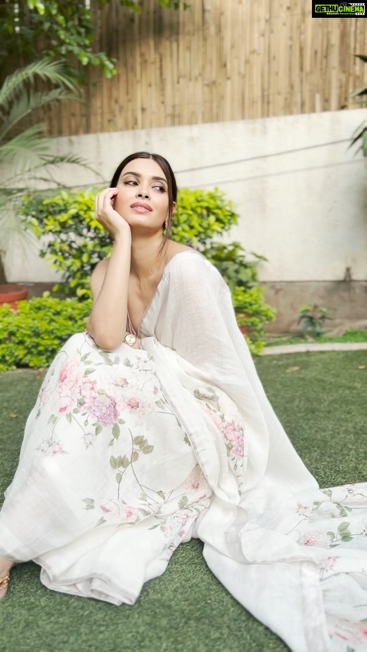 Diana Penty Instagram - Six yards of love π Saree by: @anavila_m Earrings: @aulerthofficial x @tribebyamrapali Style by: @namitaalexander MUAH: @gpkritikos #trendingreels #reels #trendingsongs #chandbaliyan #song #hindisongs #makeup #hairstyles #ootd #saree #sareelove #fashion #reelsinstagram #reels #reelindia #delhi #delhigram
