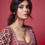 Diana Penty Instagram - गरबा रेडी 💃 Outfit & Jewellery: @anitadongre HMU: @shraddhamishra8 Styling: @namitaalexander 📸: @kvinayak11