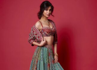 Diana Penty Instagram - गरबा रेडी 💃 Outfit & Jewellery: @anitadongre HMU: @shraddhamishra8 Styling: @namitaalexander 📸: @kvinayak11