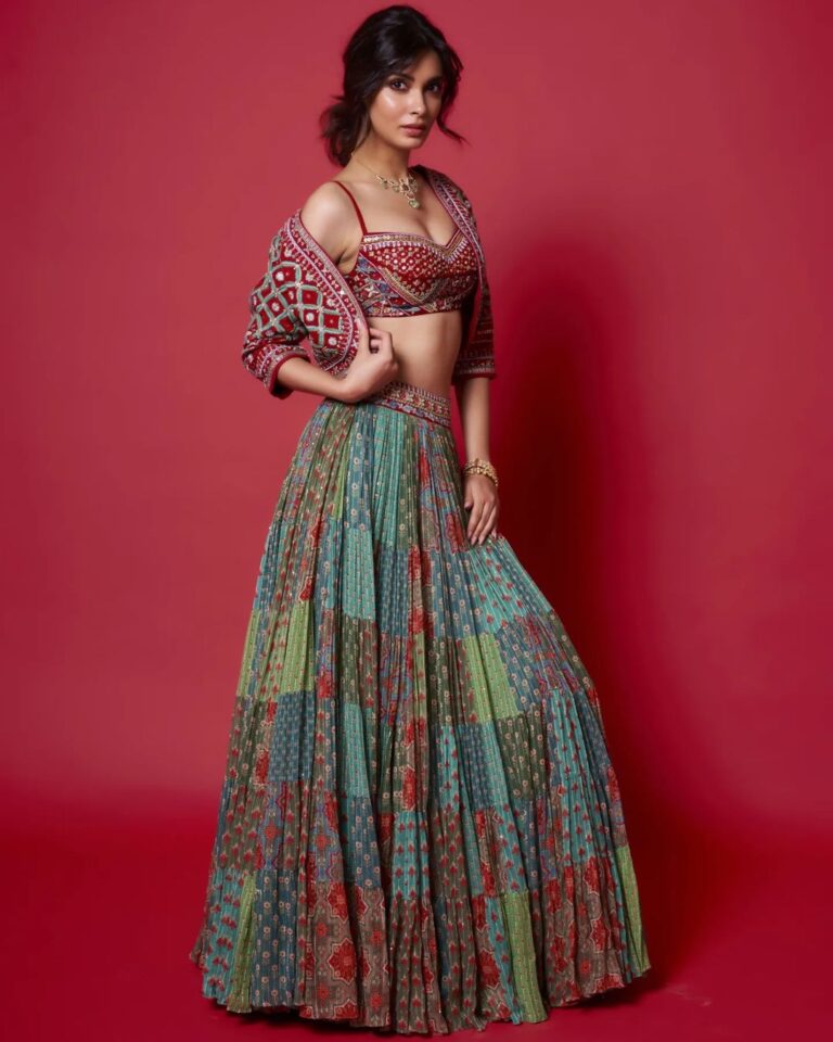 Diana Penty Instagram - गरबा रेडी 💃 Outfit & Jewellery: @anitadongre HMU: @shraddhamishra8 Styling: @namitaalexander 📸: @kvinayak11