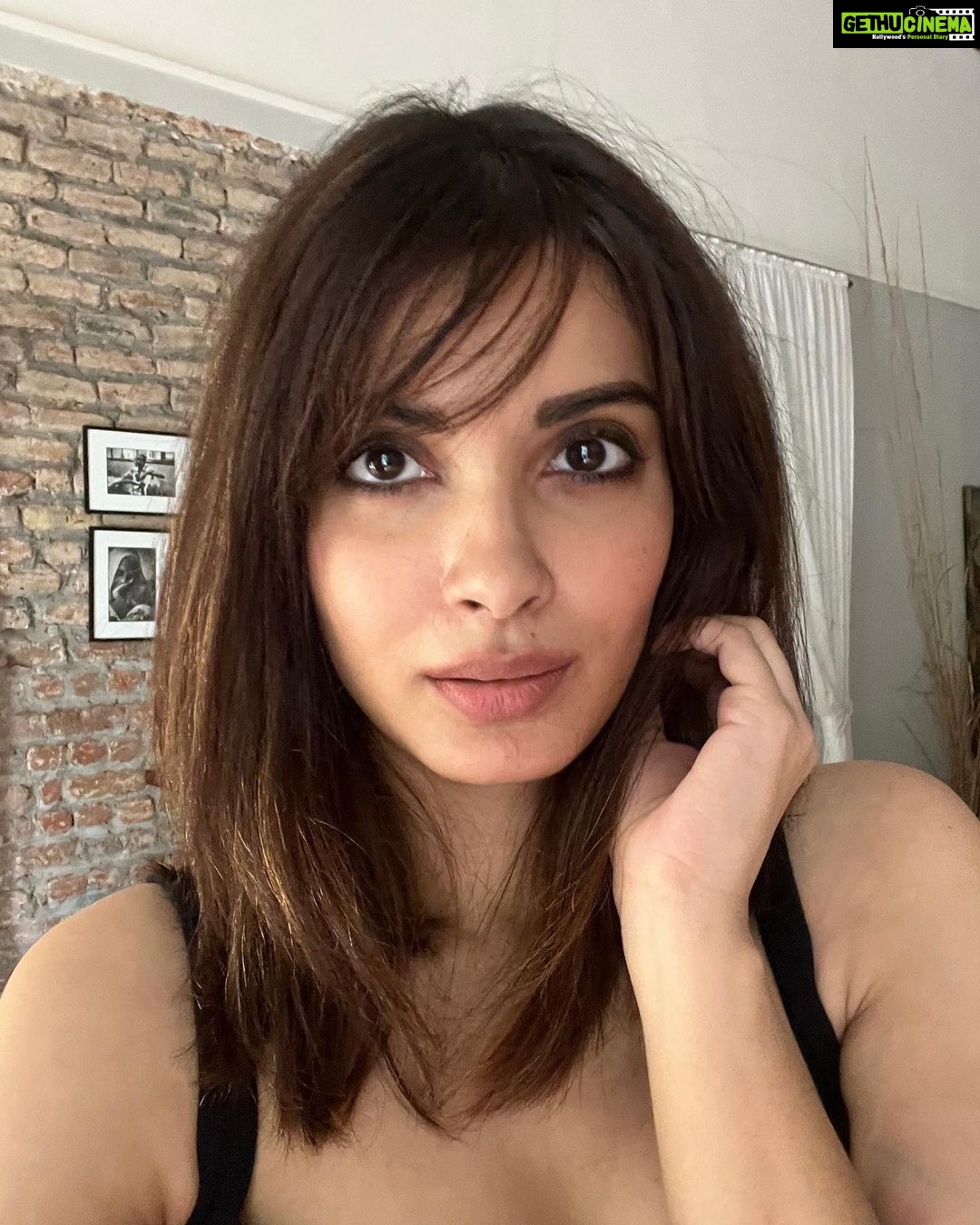 Diana Penty Instagram - Feels 🖤