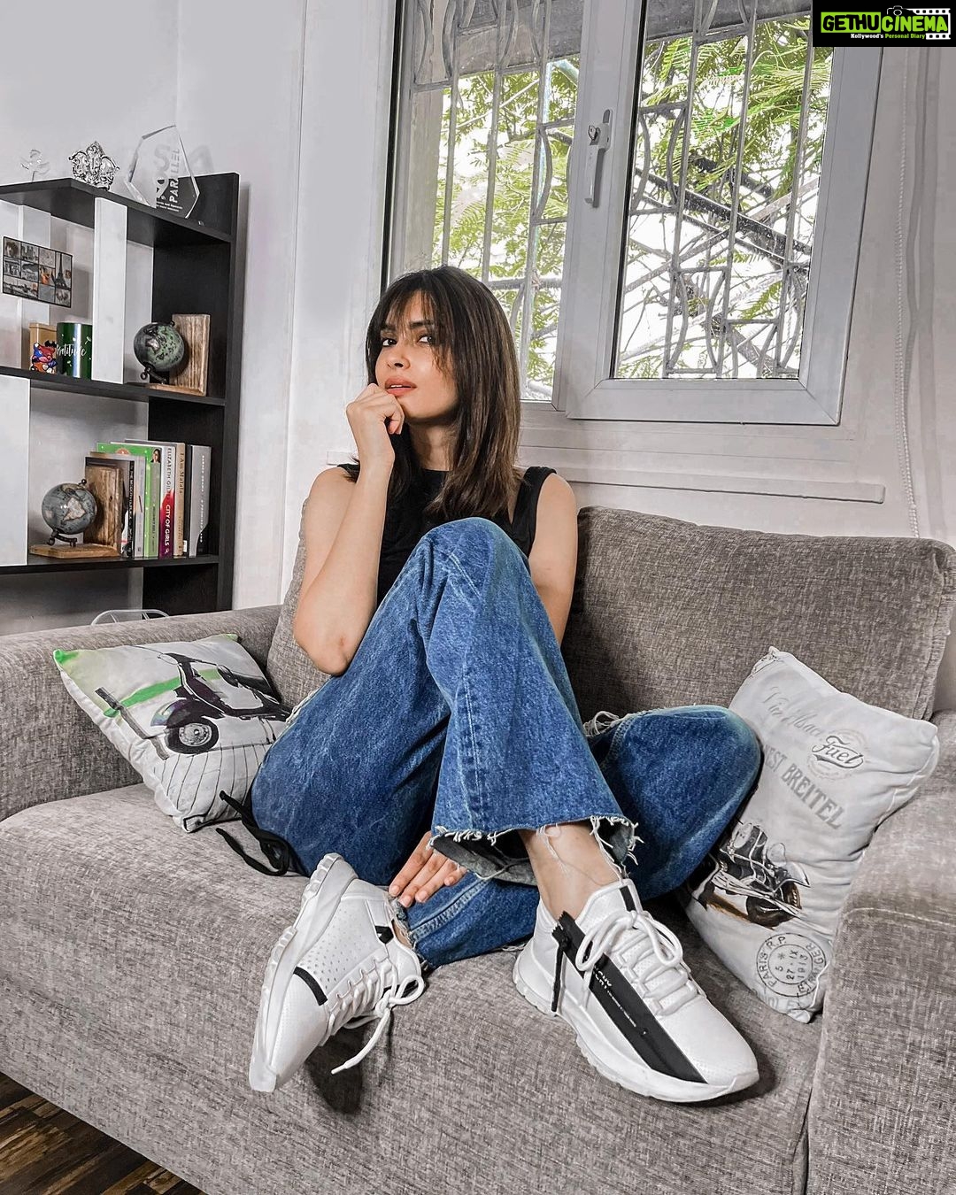 Diana Penty Instagram - This is a motivational post. You should go out and do something. Not me, YOU 😛